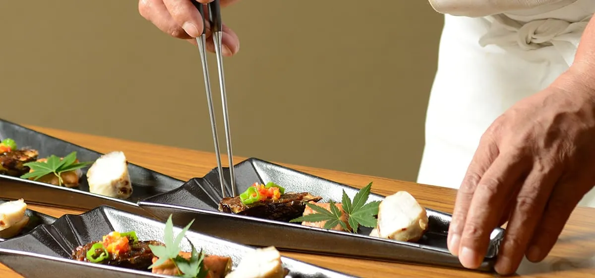 お料理の盛り付け風景