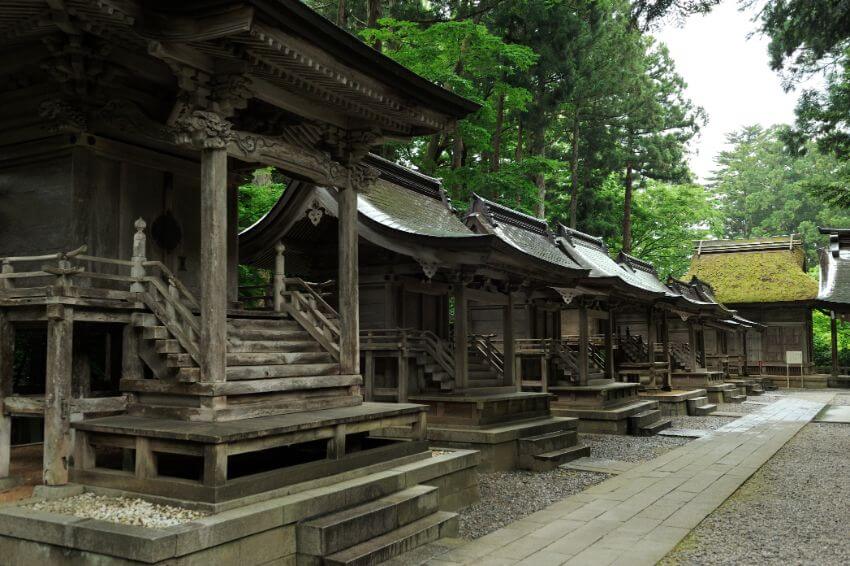 御社が並び、神様の気配を感じることができます