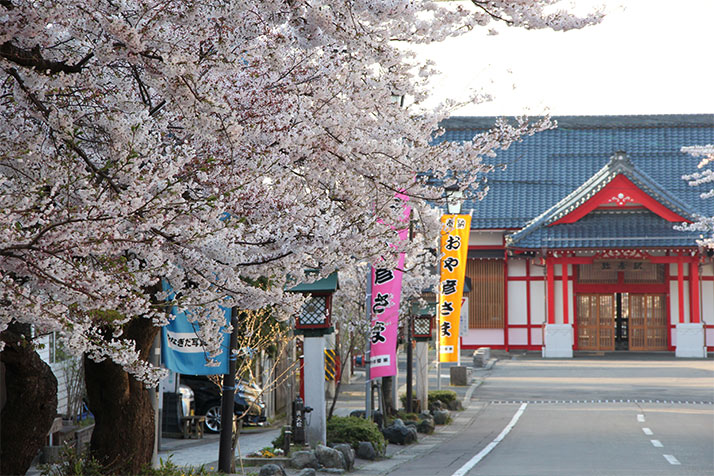 春めく弥彦駅。社殿のような装飾が弥彦らしいです。