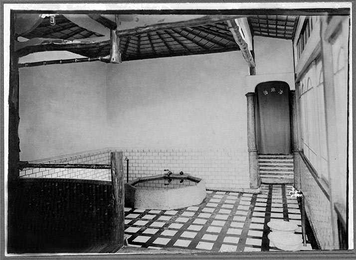 昭和初期の浴室。小さな湯船に時代を感じます。
