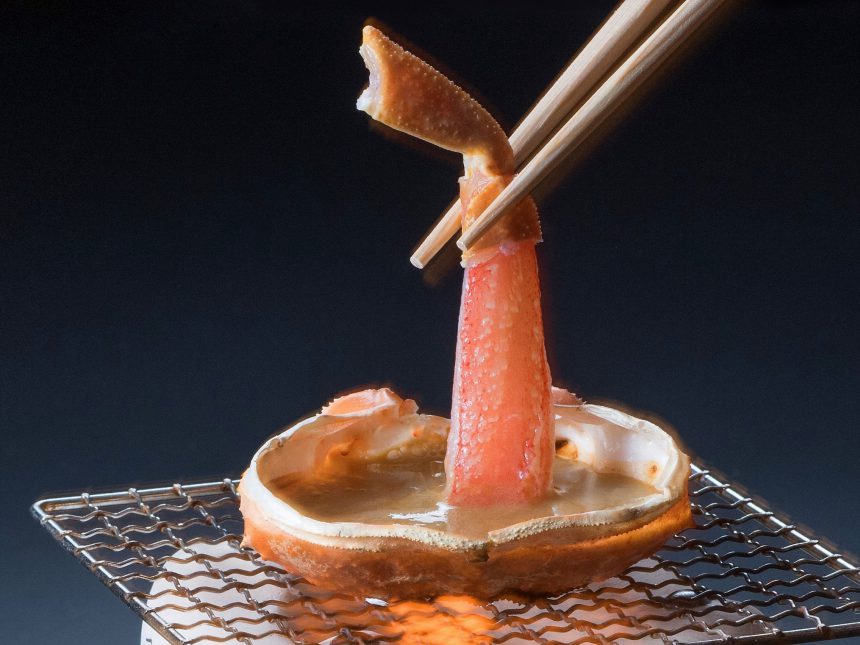 絶品！！蟹味噌の甲羅焼きにズワイ蟹をくぐらせて頂く『蟹の